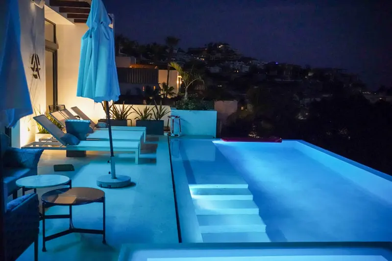 Casa Texas great room with living, dining, and kitchen opening to the ocean