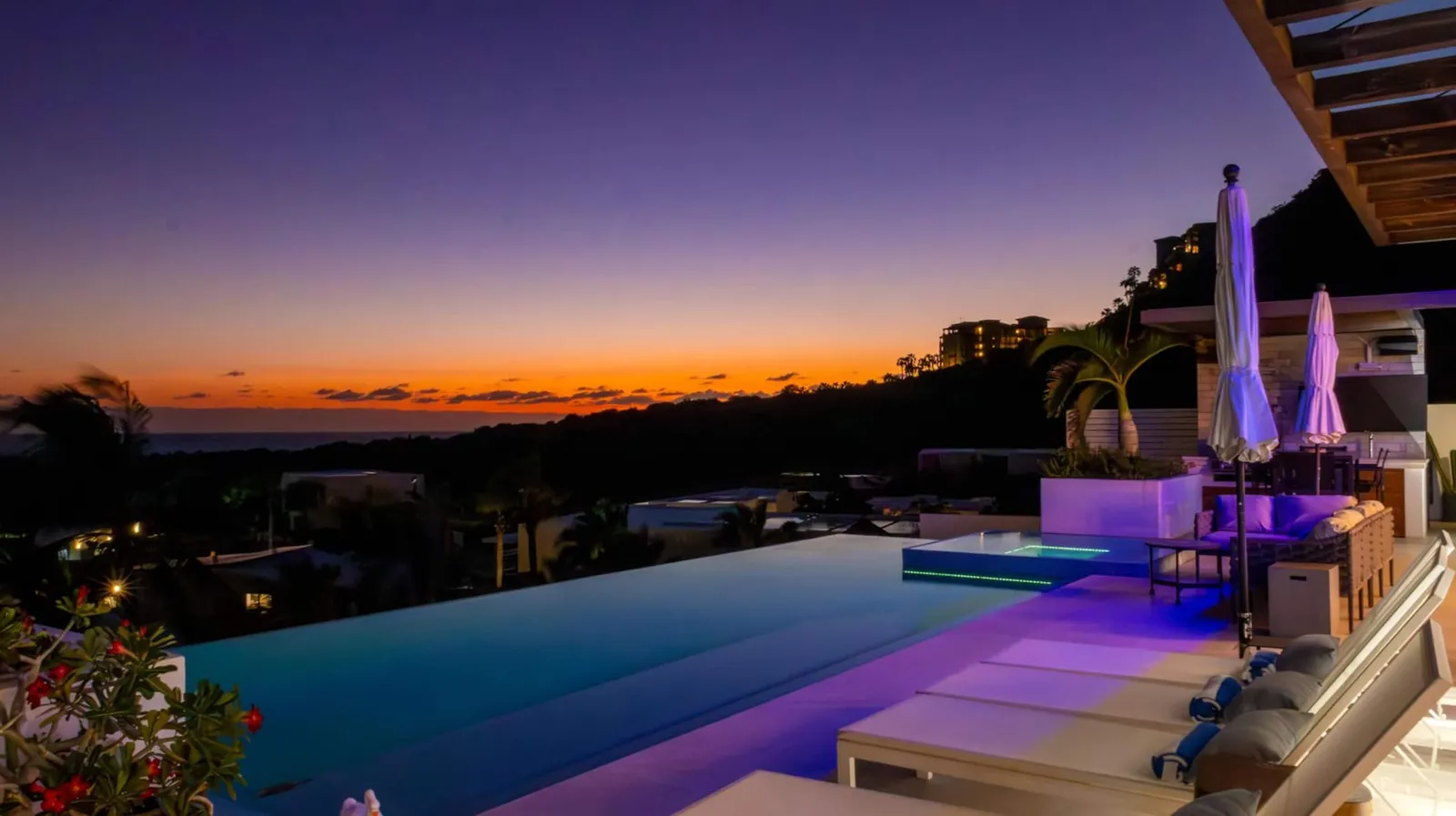 Casa Texas indoor-outdoor kitchen and dining opening to the pool terrace